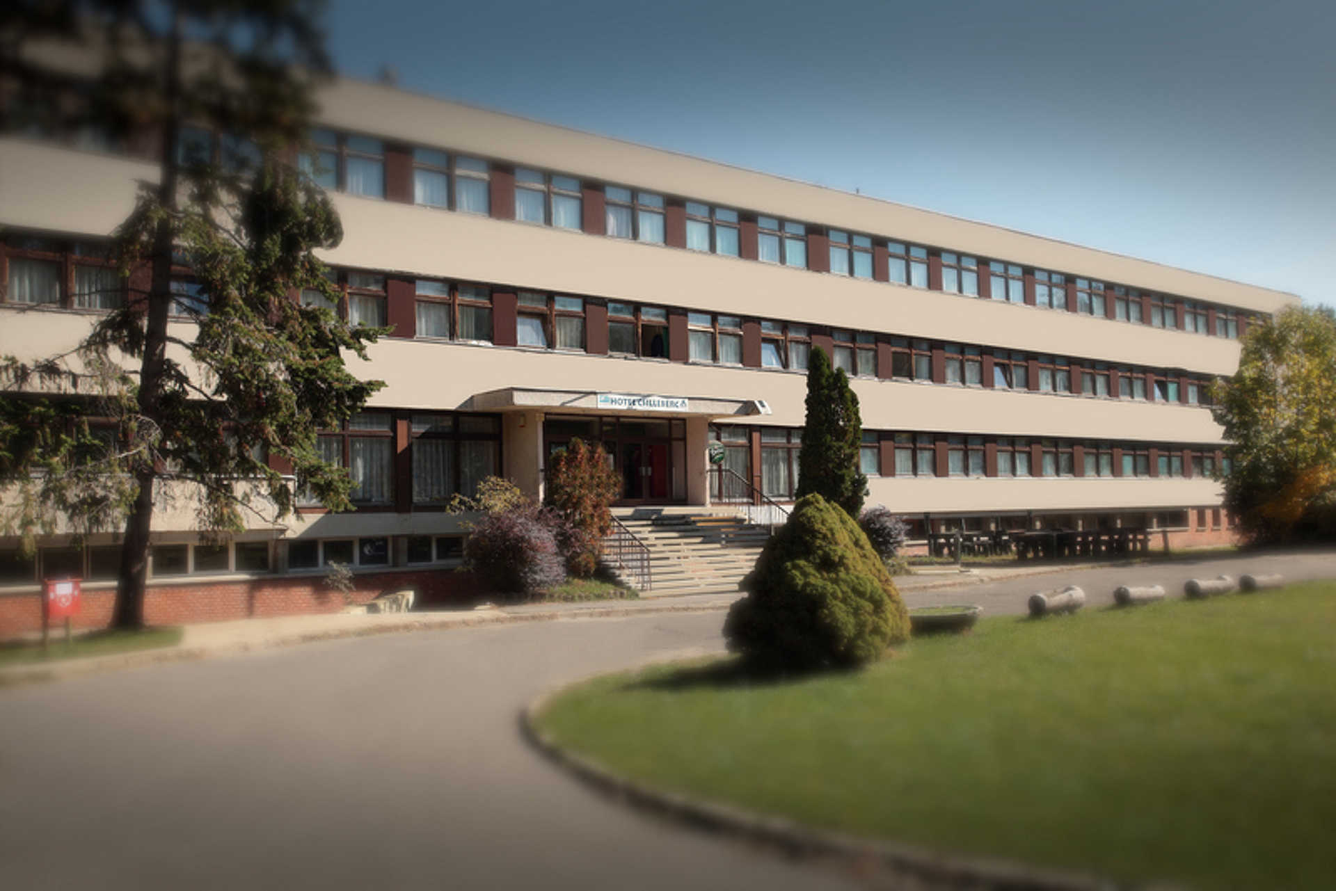 "Szocreál betontömb"