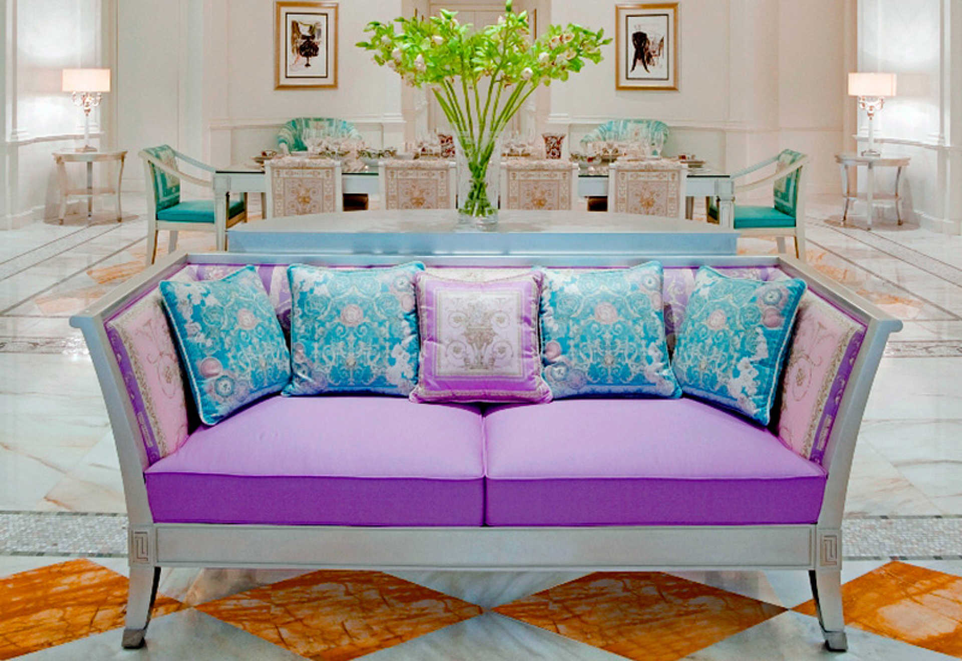 Elegancia és luxus. Ez a Versace.