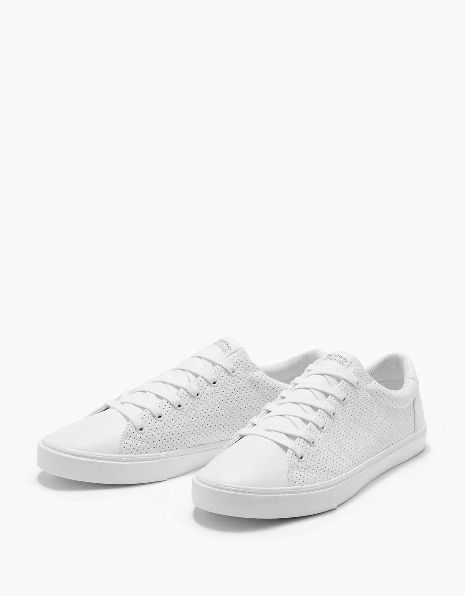 Bershka ilyen fehér lépőt ajánl a tavaszra.