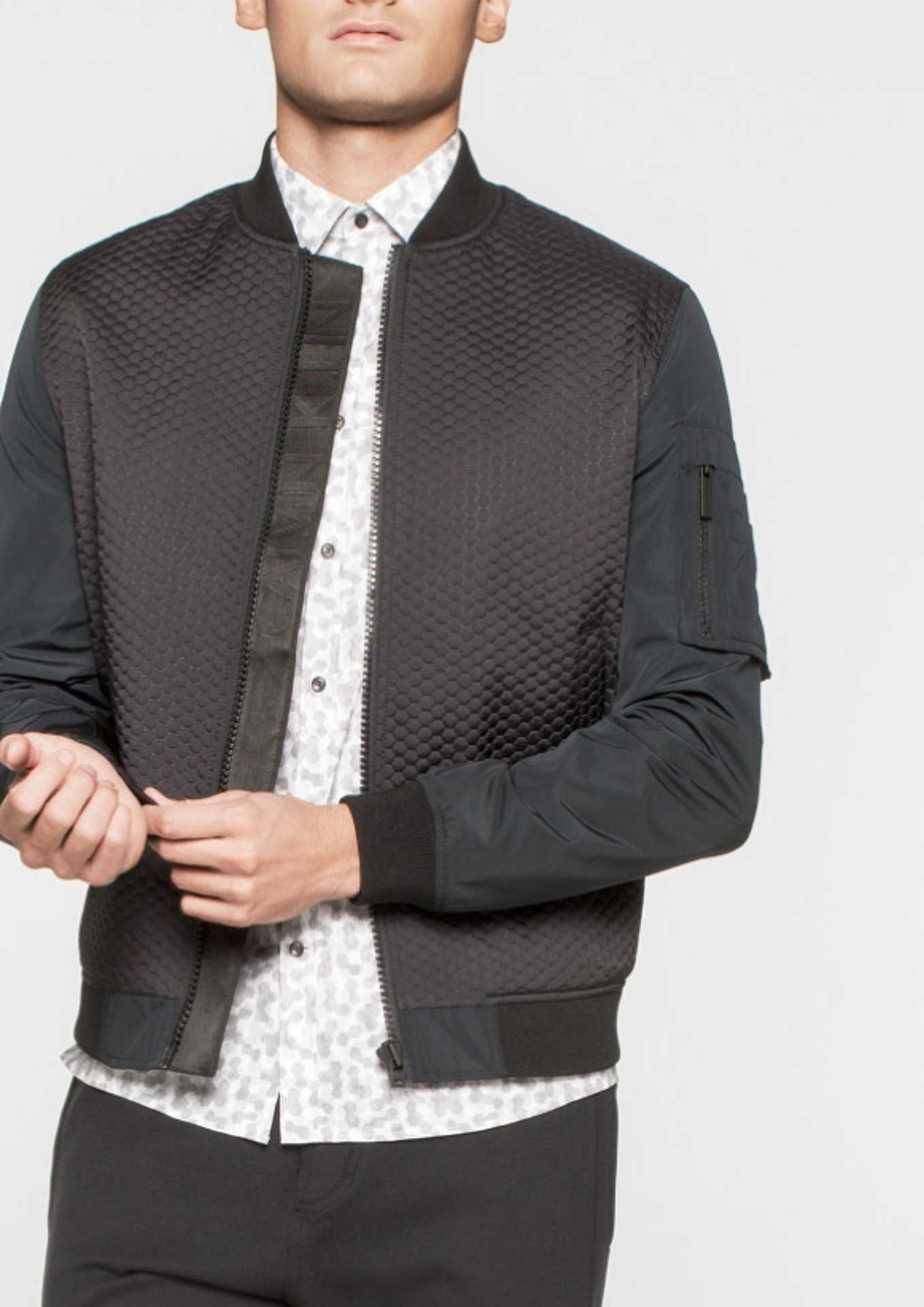 Calvin Klein-től megszokott letisztult elegancia. Bomber dzsekit mindenkinek!!!