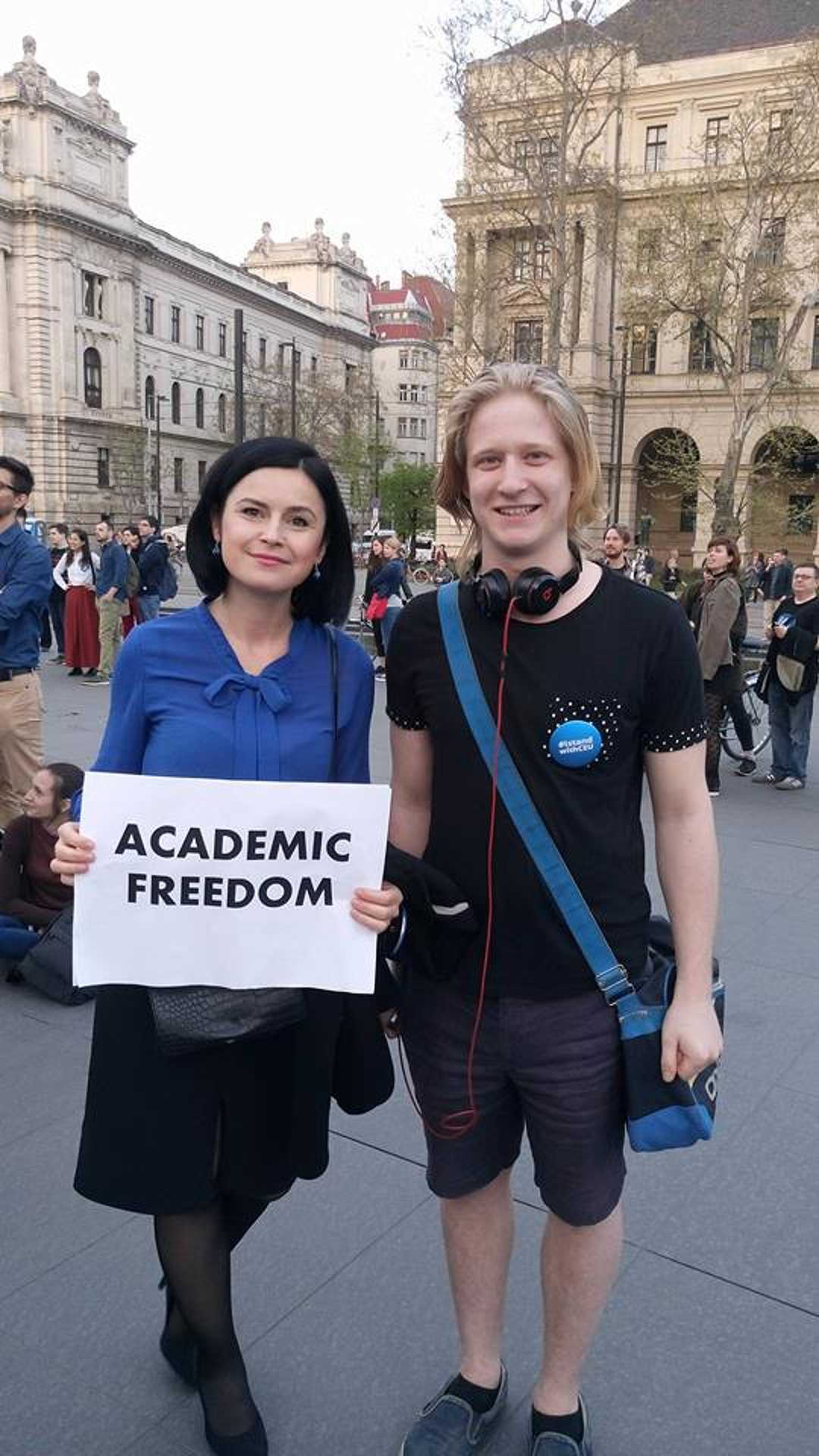Egy békés tüntető Kunhalmi Ágnessel még a zászlós-akció előtt