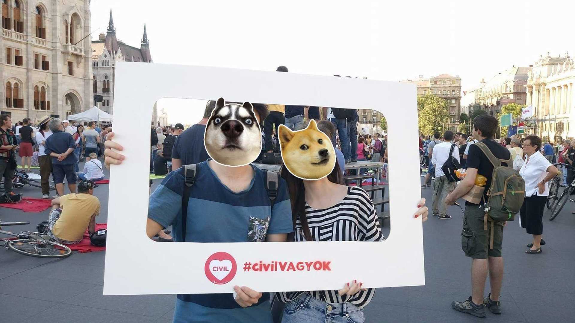 Amikor megérkeztünk, egy nő lefotózott minket egy király keretben