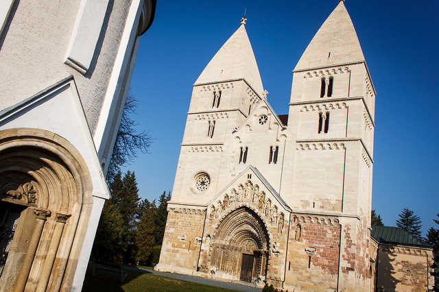 Ősz a jáki templomnál