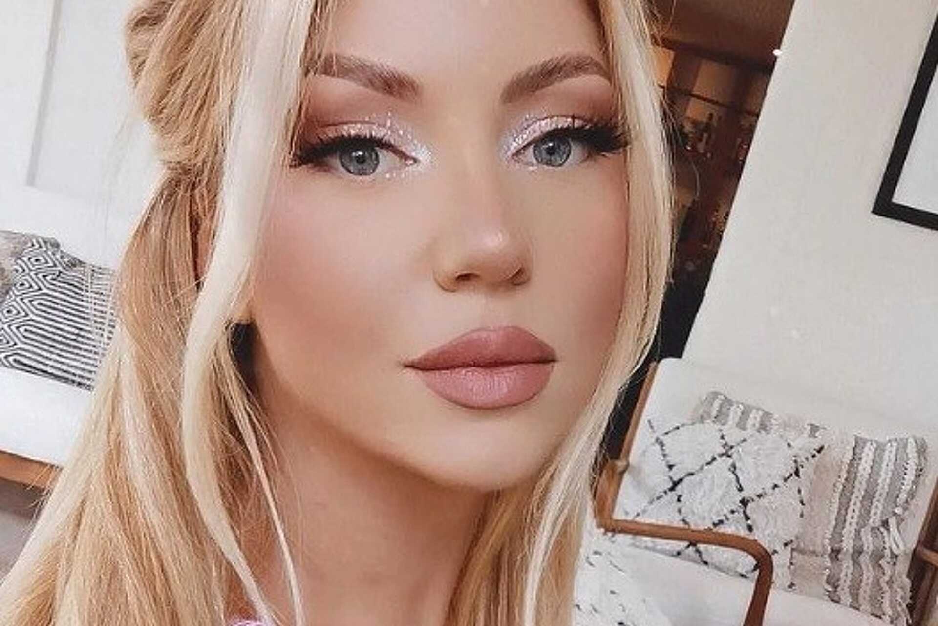 Majdnem kibuggyannak Tolvai Reni mellei a bikinijéből