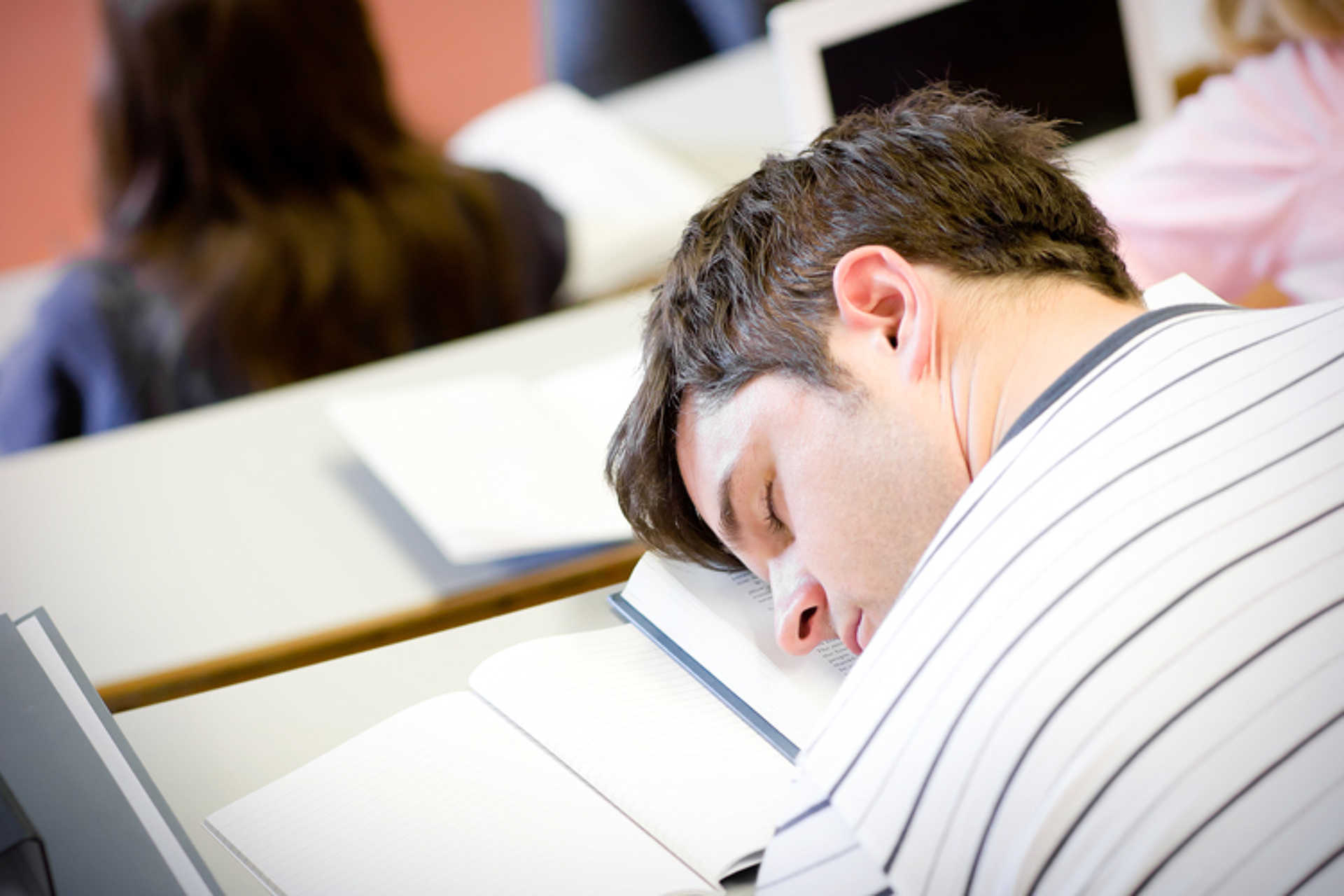 Как не уснуть на парах. Спящий класс. Мемы про студенчество. Как не уснуть на парах. Как не уснуть на парах.