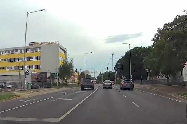 Szabálytalan előzés a szombathelyi Szent Márton utcában