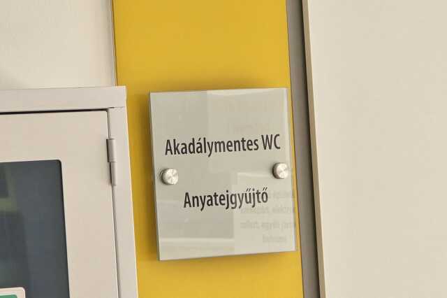 A rejtélyes ajtó a szombathelyi Egészségügyi Alapellátó Központból