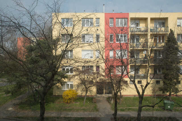 Panelbe zárva