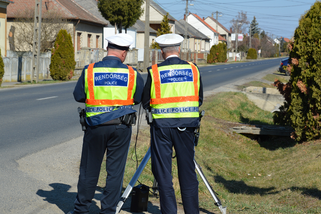 Gyorshajtás, traffipax, rendőrök