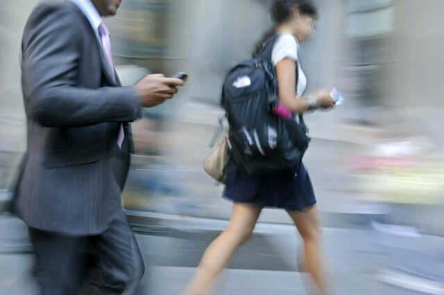 Mobiltelefonnal az utcán