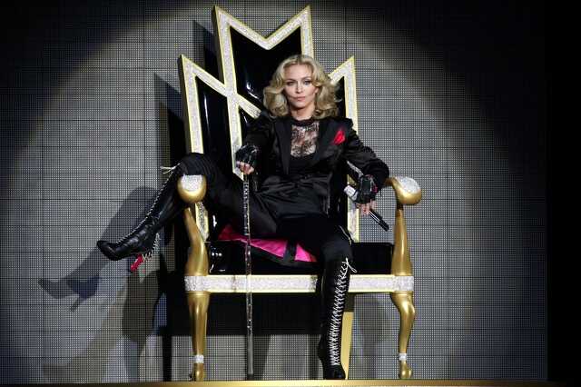 Madonna a trónján