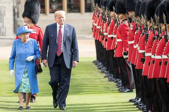 Erzsébet királynő és Donald Trump