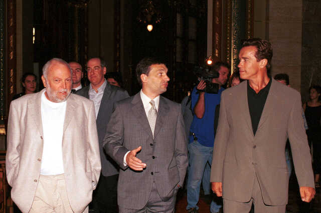 Andy Vajna, Orbán Viktor és Arnold Schwarzenegger 2000 júliusában az Országházban