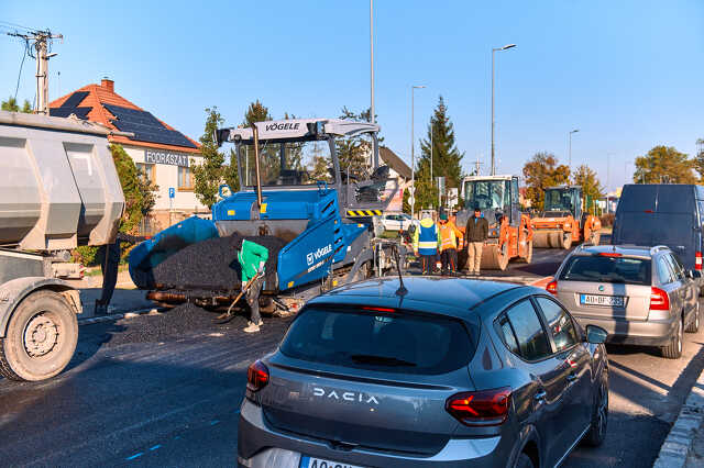 dugó és aszfaltozás a 11-es huszárúton