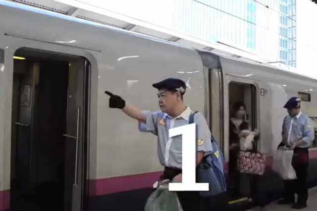Takarítják a japán vonatot