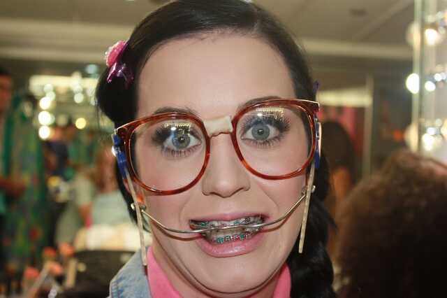 Katy Perry fogszabályzó