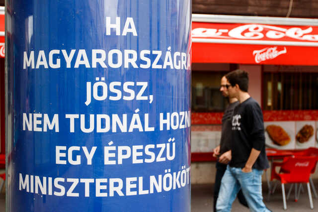 Hirdetőoszlop a Belsikátorban