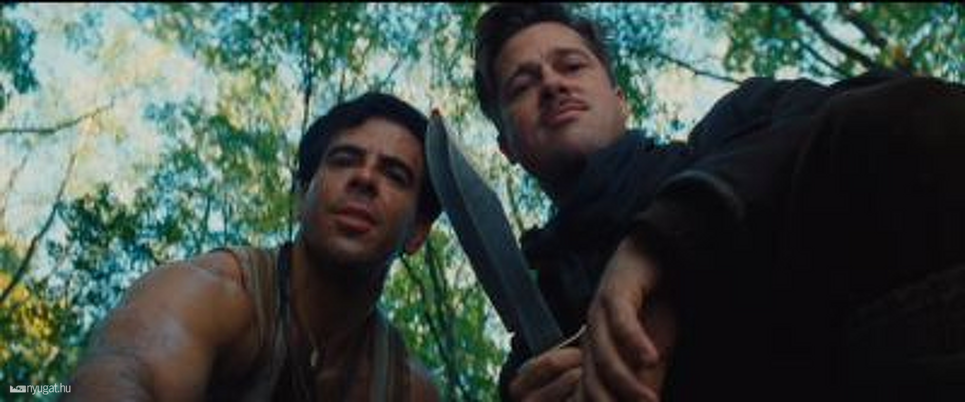 Eli Roth és Brad Pitt a filmben