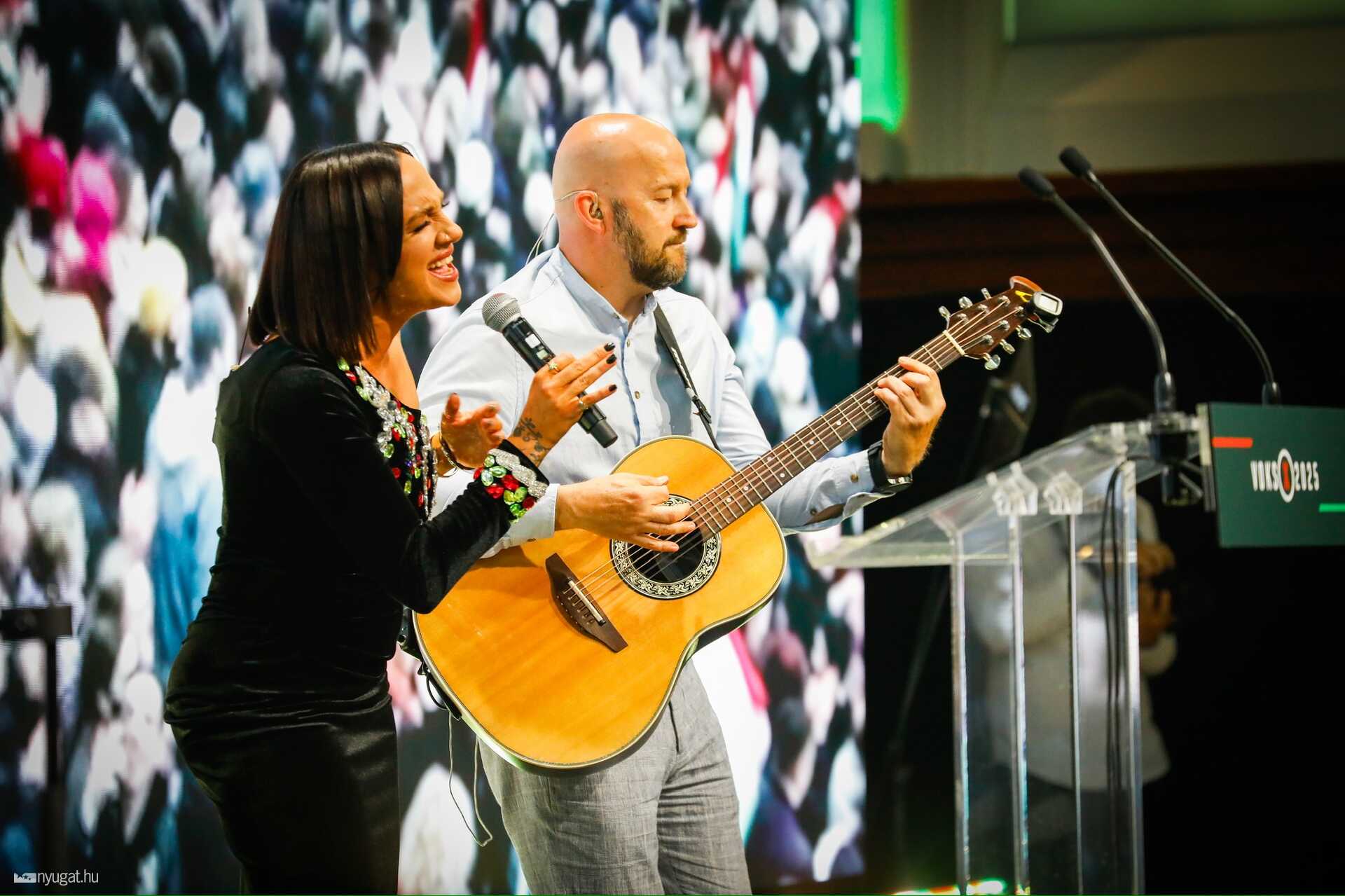 Tóth Gabi újra a Fidesz rendezvényén énekelt