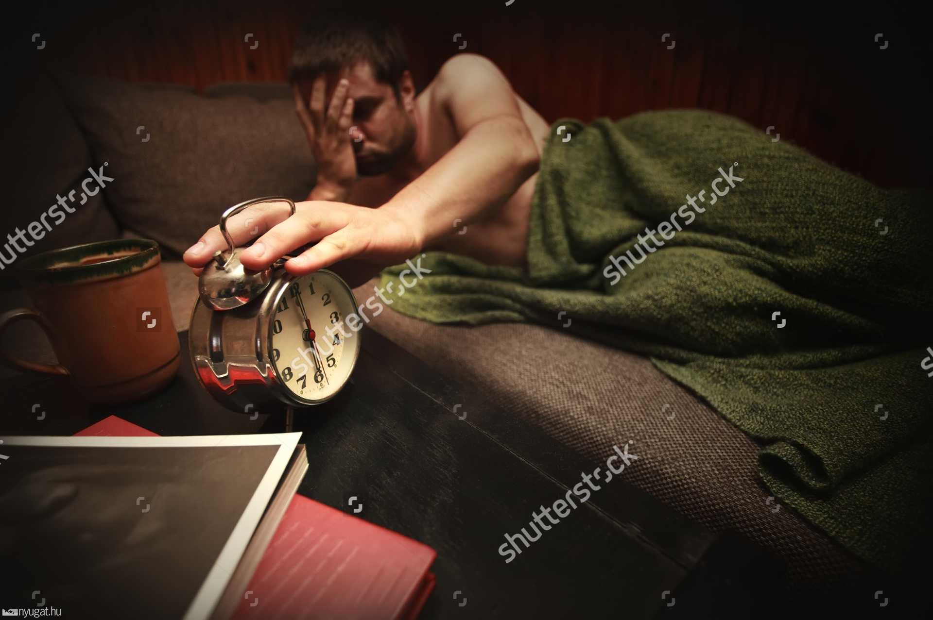 Почему я проснулся в 6 утра. Просыпаюсь в 4 00 утра. Просыпаться без будильника. Почему я проснулся ночью. Будильник у кровати.