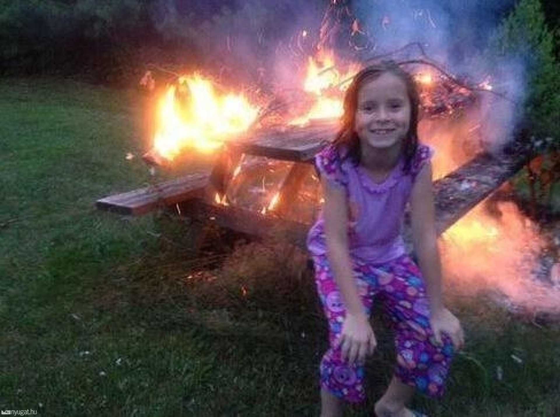 дом горит. девочка улыбается на фоне пожара. девочка улыбается на фоне пожара. улыбается на фоне горящего дома. девочка и горящий дом.