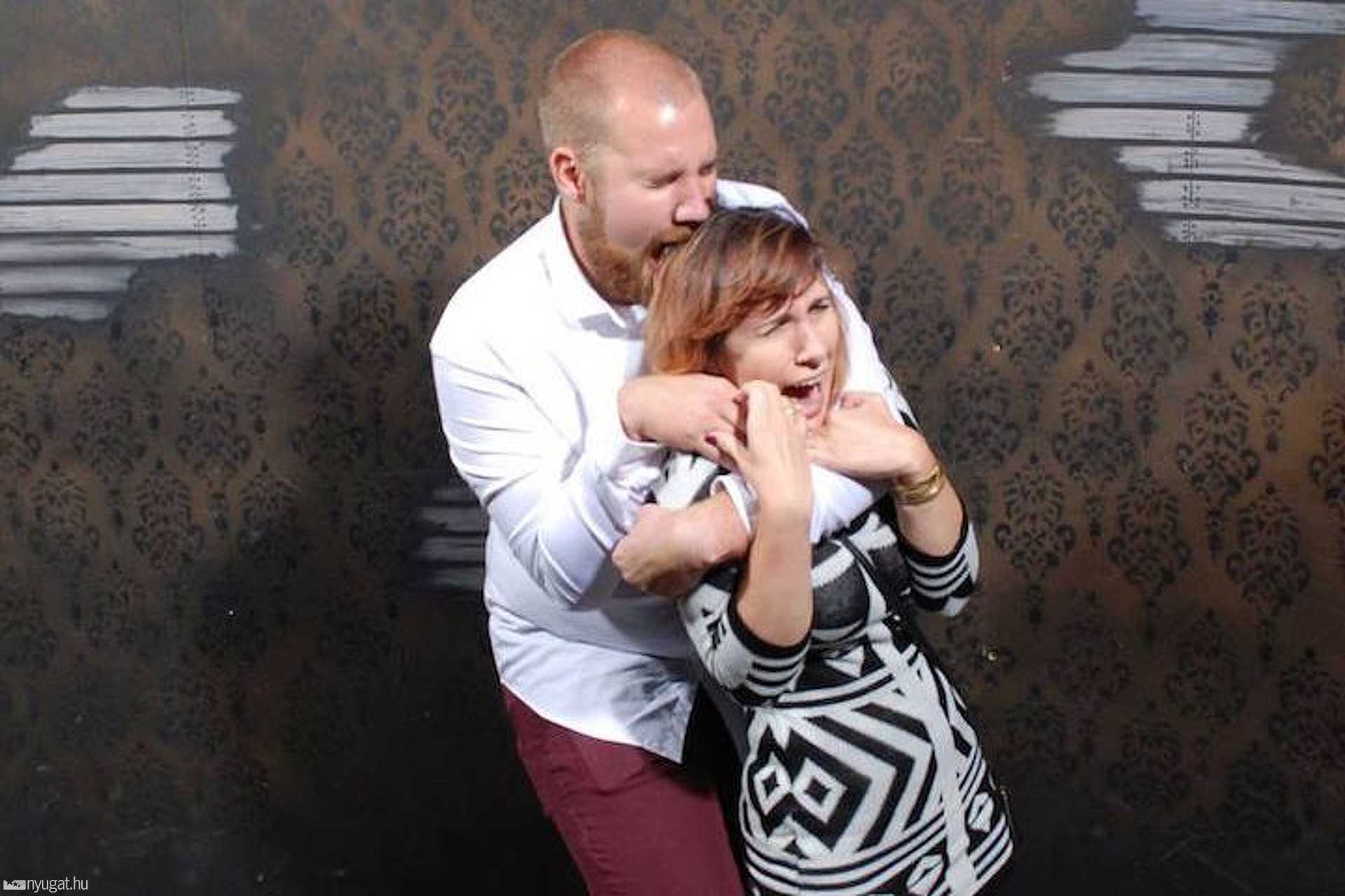 Rettegő emberek a kísértetházban