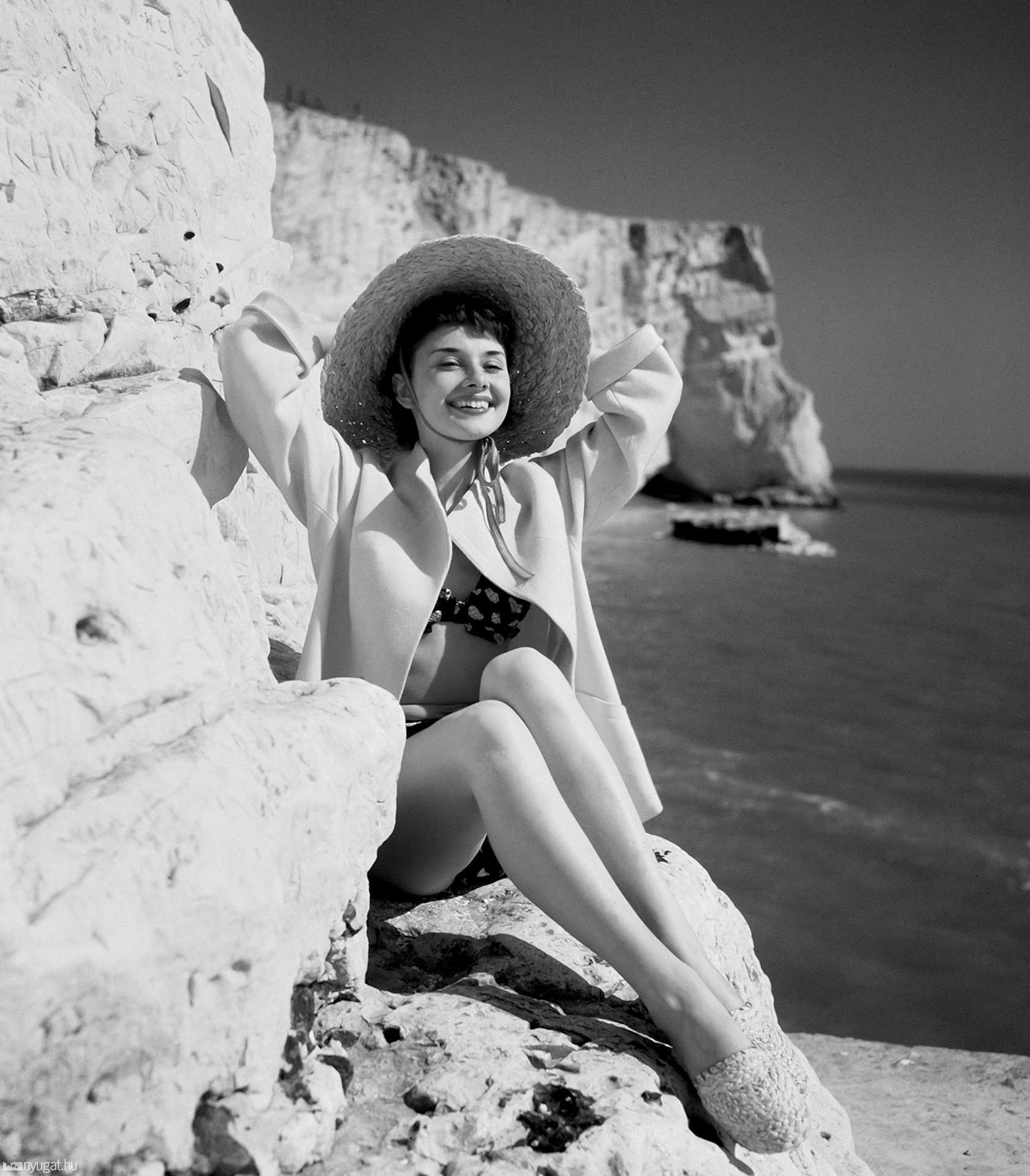 одри хепберн в купальнике. одри хепберн в молодости купальнике. одри хепберн в купальнике. одди херберт в купальнике. одри хепберн фигура.