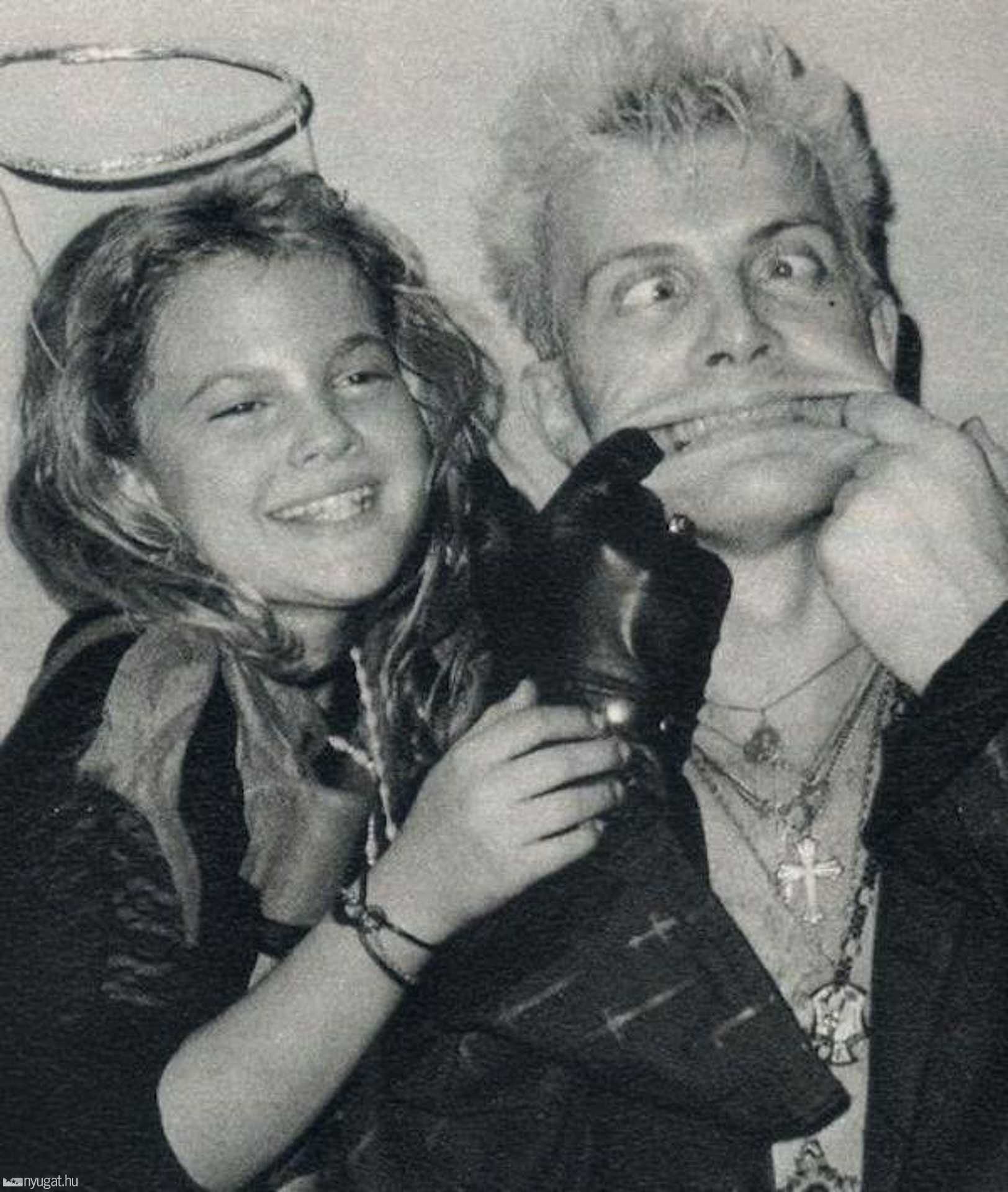Drew Barrymore (itt még kicsi volt) és Billy Idol